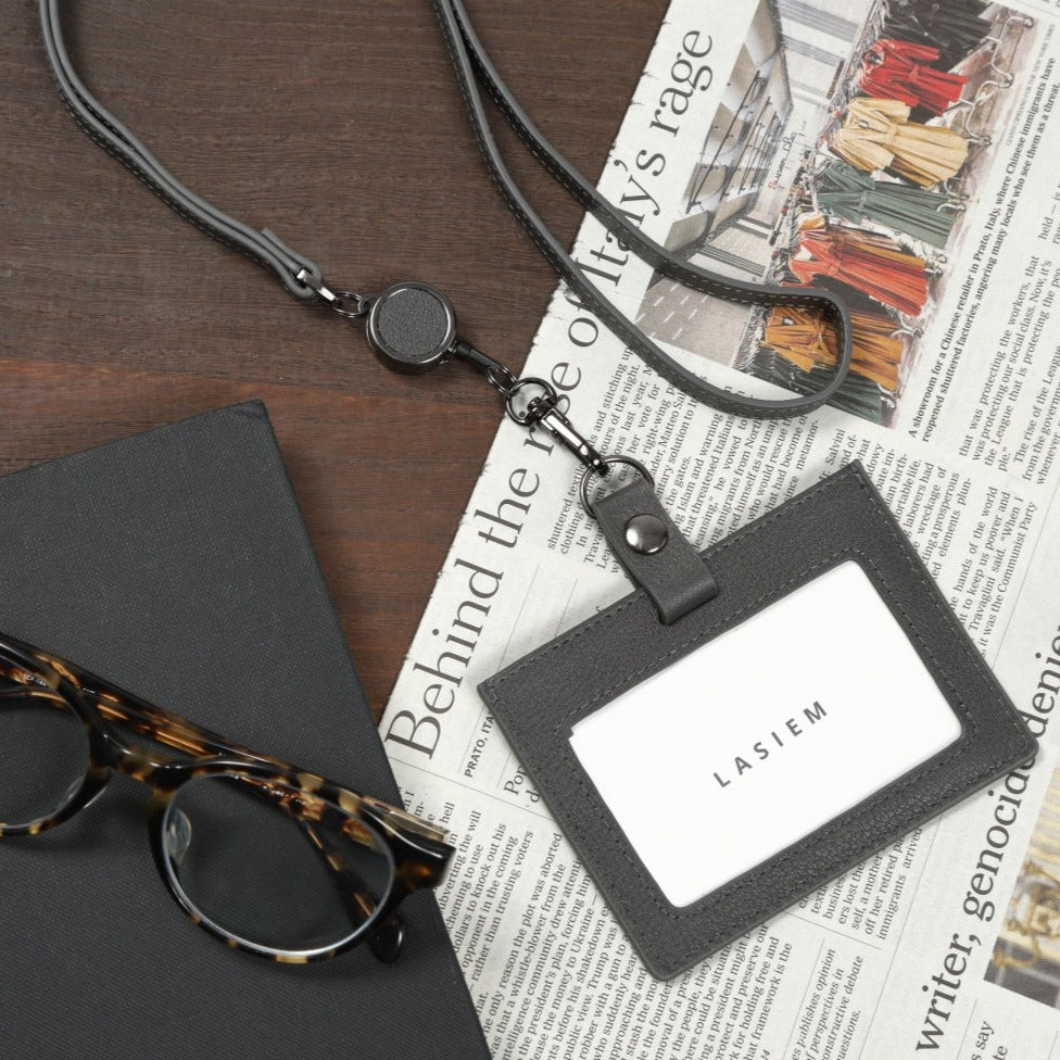 メンズ 本革リールストラップ付きIDカードホルダー