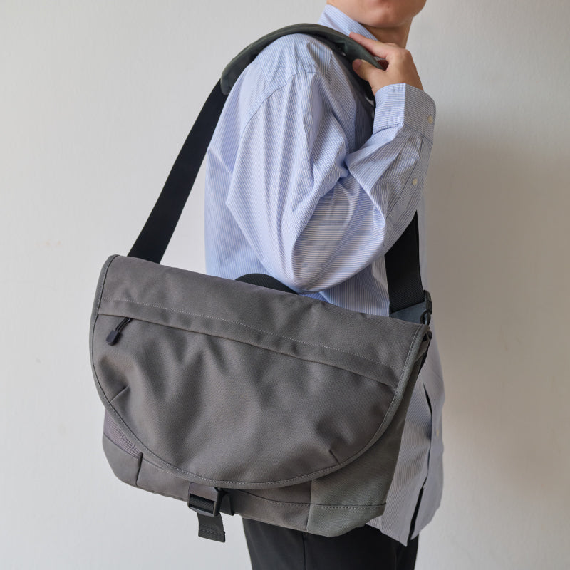 メッセンジャーバッグ 大容量 メンズ レディース